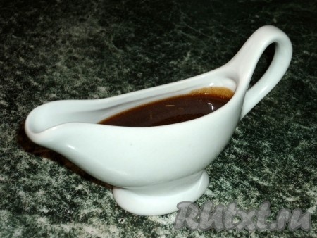 Соус процедить и перелить в соусницу.
