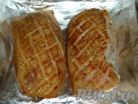 Обжаренные утиные грудки завернуть в фольгу и отправить на 20 минут в разогретую до 180 градусов духовку.