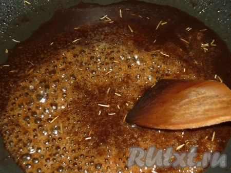 Добавить имбирь и корицу, периодически помешивая, пока соус не загустеет.
