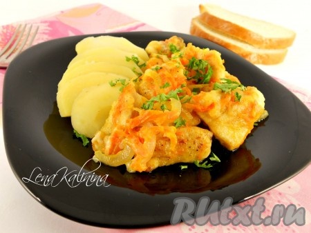 Куриное филе, тушёное в сметане с морковью и луком на сковороде