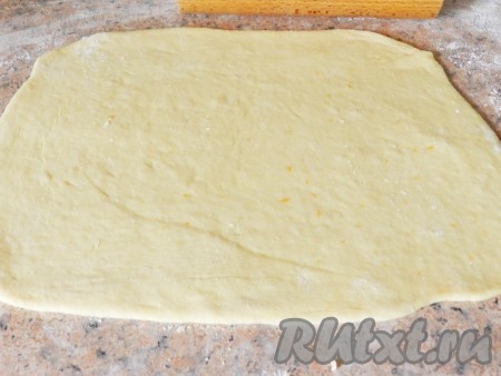Готовое тесто разделить на две части. Каждую раскатать в пласт прямоугольной формы.