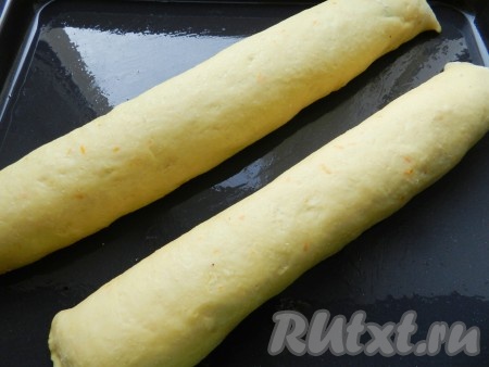 Перенести рулеты на противень, смазанный маслом, положить швом вниз. Смешать яйцо и молоко и смазать рулеты сверху и с боков. Оставить рулеты на противне в теплом месте на 30 минут для подъема.