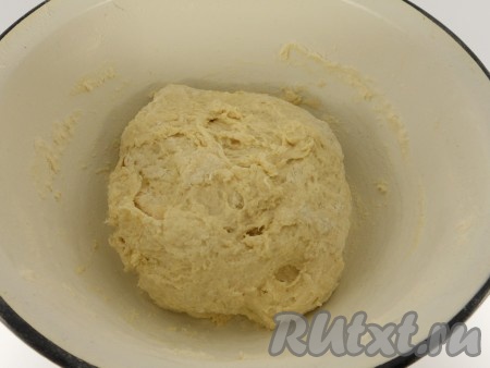 Теперь также быстро влить в центр кипяток и быстро-быстро ложкой замесить комок теста.
