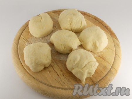 Сразу же можно приступать к формированию пирожков. Чтобы приготовить пирожки от теста просто отщипывать нужного размера кусочки.
