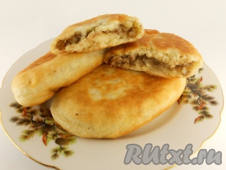 Рукой (чуть подсыпая муки), слепить лепешки, выложить начинку и сформировать пирожки. Жарить на растительном масле как обычно, на небольшом огне до румяного цвета. Пирожки получаются изумительными: прожаренными, очень вкусными, пышными.