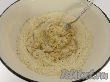 Быстро перемешать ложкой смесь с мукой (мука пойдет не вся).