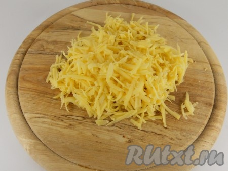 Сыр натереть на крупной терке.