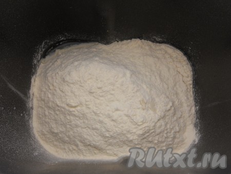 Всыпать просеянную муку.