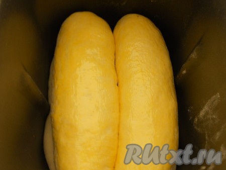 Далее, готовые рулеты выложить в форму хлебопечки - два рулета на дно, два - сверху (лопатку для замеса теста убрать). Смазать верхние рулеты желтком (по желанию). Накрыть форму полотенцем и оставить в теплом месте на 45-50 минут для подхода.
