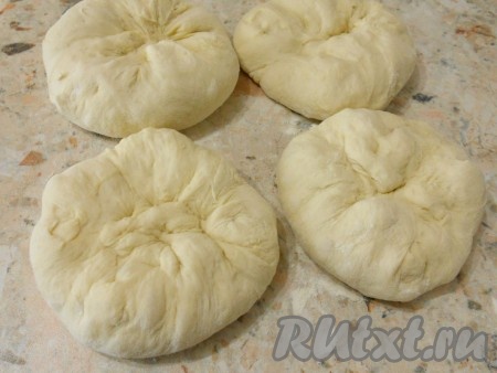 Тесто разделить на 4 одинаковые части.