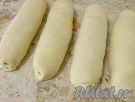 Свернуть лепешки в рулеты (длина рулета по размеру формы хлебопечки).