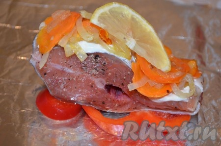 Сверху выложить немного лука с морковкой и дольку лимона.