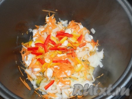 Болгарский перец нарезать и добавить к овощам и мясу. Перемешать. Закрыть крышку и готовить на том же режиме еще 10-15 минут.