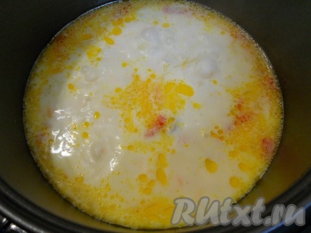 Через 10 минут влить остальную воду, суп с сыром посолить по вкусу и готовить в мультиварке на том же режиме 25-35 минут.
