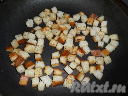 За 5 минут до окончания готовки добавить измельченный чеснок. Дать супу настояться под закрытой крышкой в течение 15-20 минут. К супу лучше всего подать гренки или сухарики. Я приготовила сухарики на сковороде: порезать несколько ломтиков белого батона маленькими кубиками, сбрызнуть оливковым маслом, посыпать немного итальянскими или прованскими травами, чуть подсолить. Обжарить на сухой сковороде до румяного цвета.
