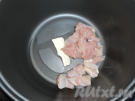 В чашу мультиварки влить растительное масло, добавить сливочное масло. Куриное филе порезать брусочками и также выложить в чашу.
