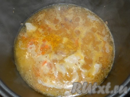 Влить горячую воду, примерно на 1-1,5 сантиметра выше риса (известная пропорция 1:2 здесь не пойдет, так как рис после мытья влажный, да и мясо выделяет дополнительную жидкость, если добавить слишком много воды - рис разварится и плов не будет рассыпчатым). Посолить по вкусу, всыпать специи для плова (или по щепотке куркумы, кориандра, паприки, зиры, барбариса, красного молотого перца).