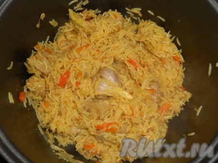 Готовому плову дать настояться под закрытой крышкой еще минут 20-30. Затем перемешать.