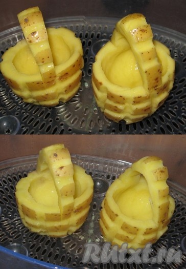 Заготовки установить на решетку пароварки и готовить 25 минут до готовности картофеля, затем немного охладить.
