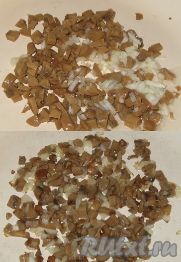 Для приготовления начинки грибы и лук мелко порезать и обжарить на растительном масле до слегка золотистого цвета, охладить.
