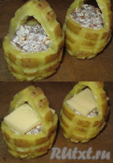 Картофельные корзиночки установить на противень, застеленный пергаментом, заполнить их начинкой, на начинку положить пластинку сыра, поставить в духовку, заранее разогретую до температуры 220 градусов. Запекать 10-12 минут до легкого зарумянивания.
