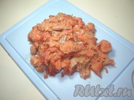 Для приготовления нам потребуется филе горбуши. Если у вас нет готового филе, то сначала разделайте горбушу. Удалите все кости и кожу, оставив только красное мясо.