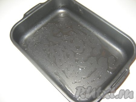 Подготовьте форму для запекания, смазав ее растительным маслом. Вместо формы можно использовать глубокую сковороду.