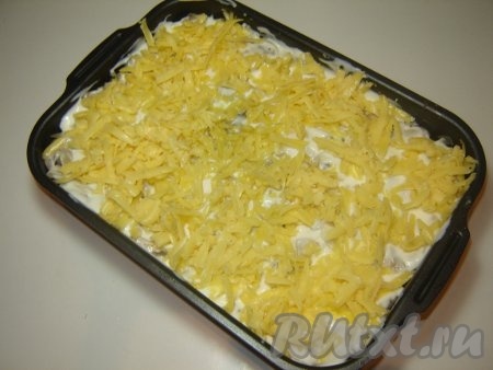 Последний слой нашего салата&nbsp; - тертый сыр.