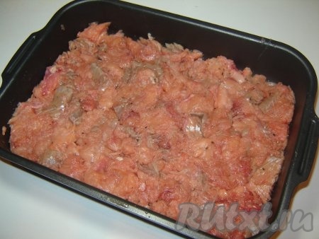 Нарезаем полученное филе кусочками, солим, перчим и укладываем в форму.