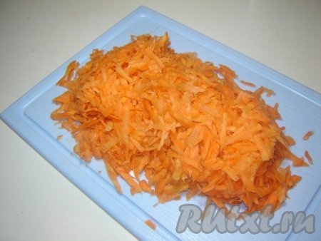 Подготовим овощи и грибы для нашего горячего салата. Натираем морковь на крупной терке.