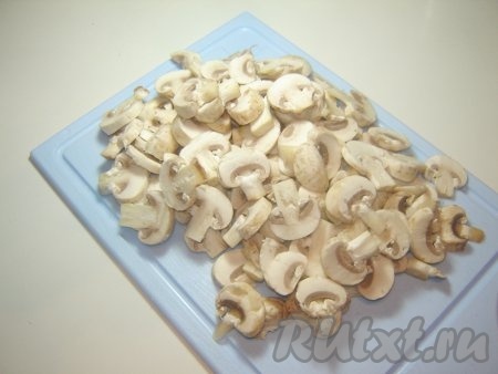 Нарезаем шампиньоны.