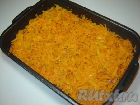 Выкладываем в форму сверху слоя гобуши - слой моркови.