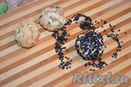 Часть сырных шариков обвалять со всех сторон в кунжуте.