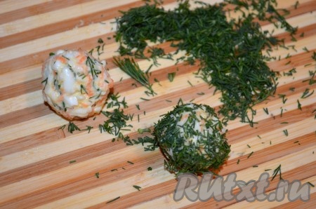 Кунжут, по желанию, слегка обжарить на сухой сковороде, дать остыть. Из сырной массы скатать маленькие шарики. Часть шариков обвалять со всех сторон в нарезанном укропе.