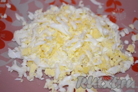 Яйца также натереть на крупной тёрке.