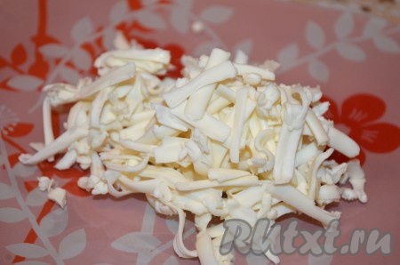 Яйца сварить в течение 9-10 минут с момента закипания воды, затем остудить и очистить. Плавленный сырок можно немного подморозить (подмороженный плавленный сыр натирается легче) и натереть на крупной тёрке. Можно взять и твёрдый сыр, его перед натиранием подмораживать не нужно.