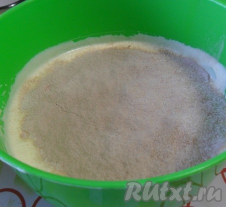 На поверхность массы просеиваем муку с какао в 3 подхода. По краю миски вливаем растопленное теплое масло. Аккуратно перемешиваем лопаткой снизу вверх.