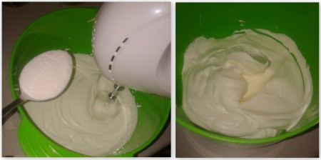 Готовим крем для бисквита. Начинаем взбивание сливок - с самой маленькой скорости. Скорость взбивания постепенно увеличиваем, добавляя просеянную сахарную пудру. При появлении устойчивых пиков взбивание сливок прекращаем.