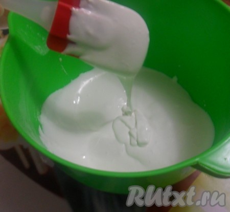 Готовим глазурь. Взбиваем яичные белки в крепкую пену, постепенно добавляя сахарную пудру. Лимонный сок добавляем в конце, хорошо перемешав.