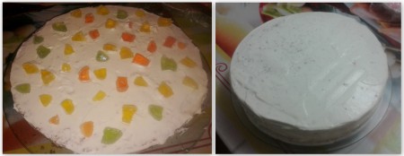 Собираем торт "Сказочный домик". Первый круг бисквита смазываем взбитыми сливками, посыпаем кусочками мармелада. Накрываем вторым кругом, покрываем верхушку и бока торта сливками.