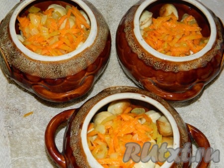 Слегка остывшие овощи равномерно раскладываем по горшочкам поверх пельменей.
