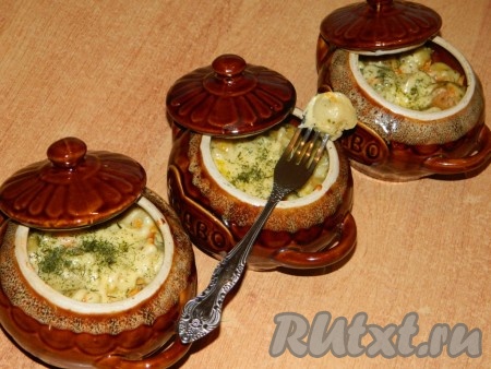 Горшочки с пельменями, приготовленными в сметане с сыром, достаём их духовки и подаём к столу. Пельмешки получаются аппетитными, сочными, вкусными, они неизменно нравятся всей семье!