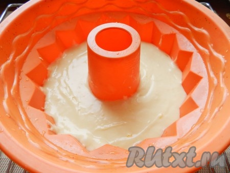 Тесто выложить в форму для выпечки. 