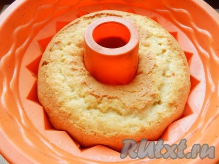 Выпекать кекс на сливках в разогретой до 170 градусов духовке 35-45 минут до приятного золотистого цвета. Готовность кекса проверить сухой деревянной палочкой.