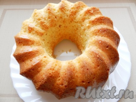 Готовый кекс остудить в форме, затем перевернуть его на тарелку и покрыть лимонной глазурью. Для глазури в сахарную пудру постепенно добавлять лимонный сок и сразу же перемешивать. Глазурь можно сделать более жидкую или более густую, на свой вкус.