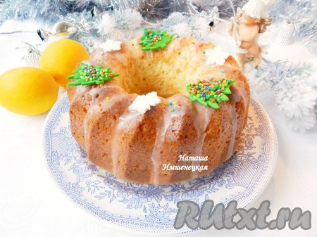 Кекс полить глазурью, украсить кулинарной посыпкой. Вкусный и ароматный кекс на сливках готов.
