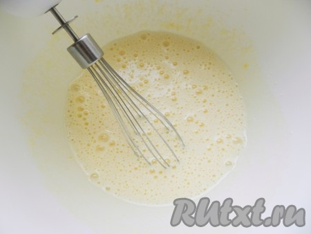 Яйца взбить в пену с сахаром, влить сливки и снова взбить. Добавить экстракт ванили. 