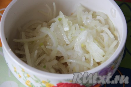 Лук нарезать полукольцами, добавить сахар и уксус, хорошенько все обмять руками и дать настояться 2 часа.