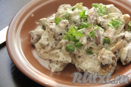Куриные сердечки с шампиньонами в сметане на сковороде