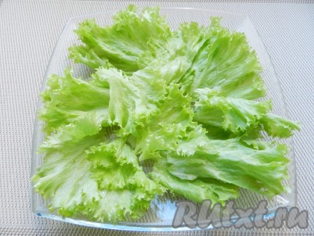 Сварить перепелиные яйца в течение 5 минут с момента закипания воды, затем остудить их и очистить. Листьями салата я выстилала дно тарелки, можно обойтись и без них. Но благодаря листовому салату блюдо выглядит очень аппетитно. Листья салата вымыть, обсушить и выложить на достаточно плоскую тарелку.